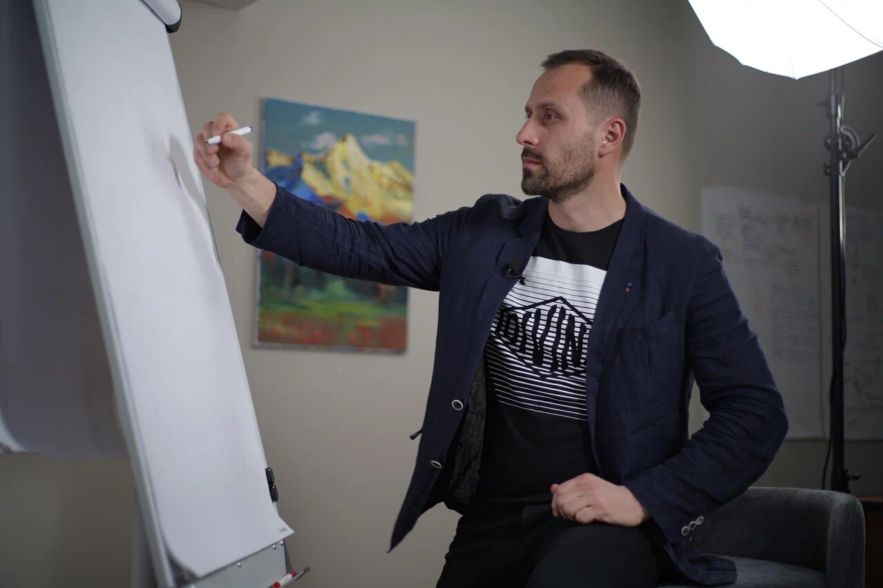 Илья Савченко разбирает управленческую задачу у доски